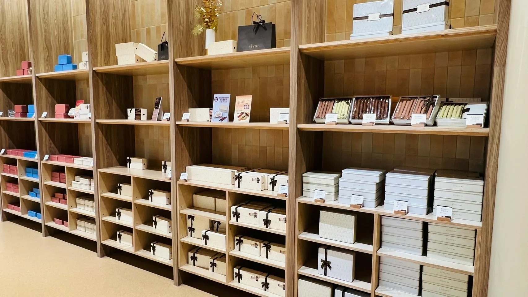 LINE_ALBUM_桃園市政府經濟發展局｜職感升級行動計劃｜宏亞食品觀光工廠｜7 7 巧克力共和_241128_2.jpg