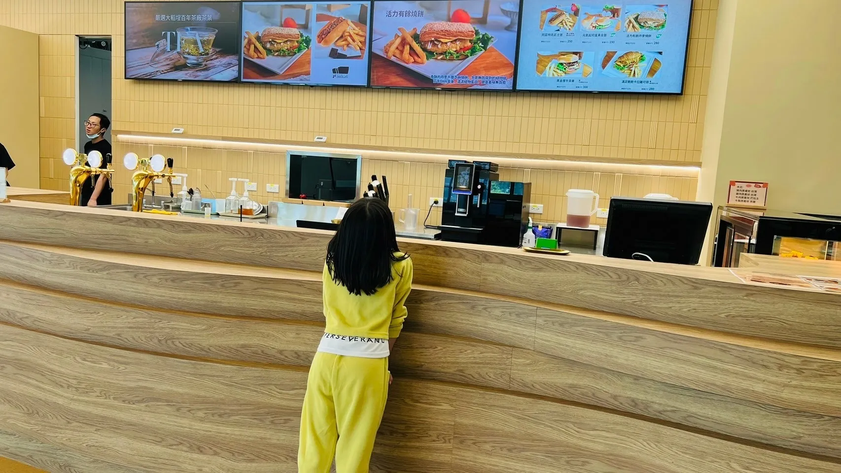 LINE_ALBUM_桃園市政府經濟發展局｜職感升級行動計劃｜宏亞食品觀光工廠｜7 7 巧克力共和_241128_4.jpg