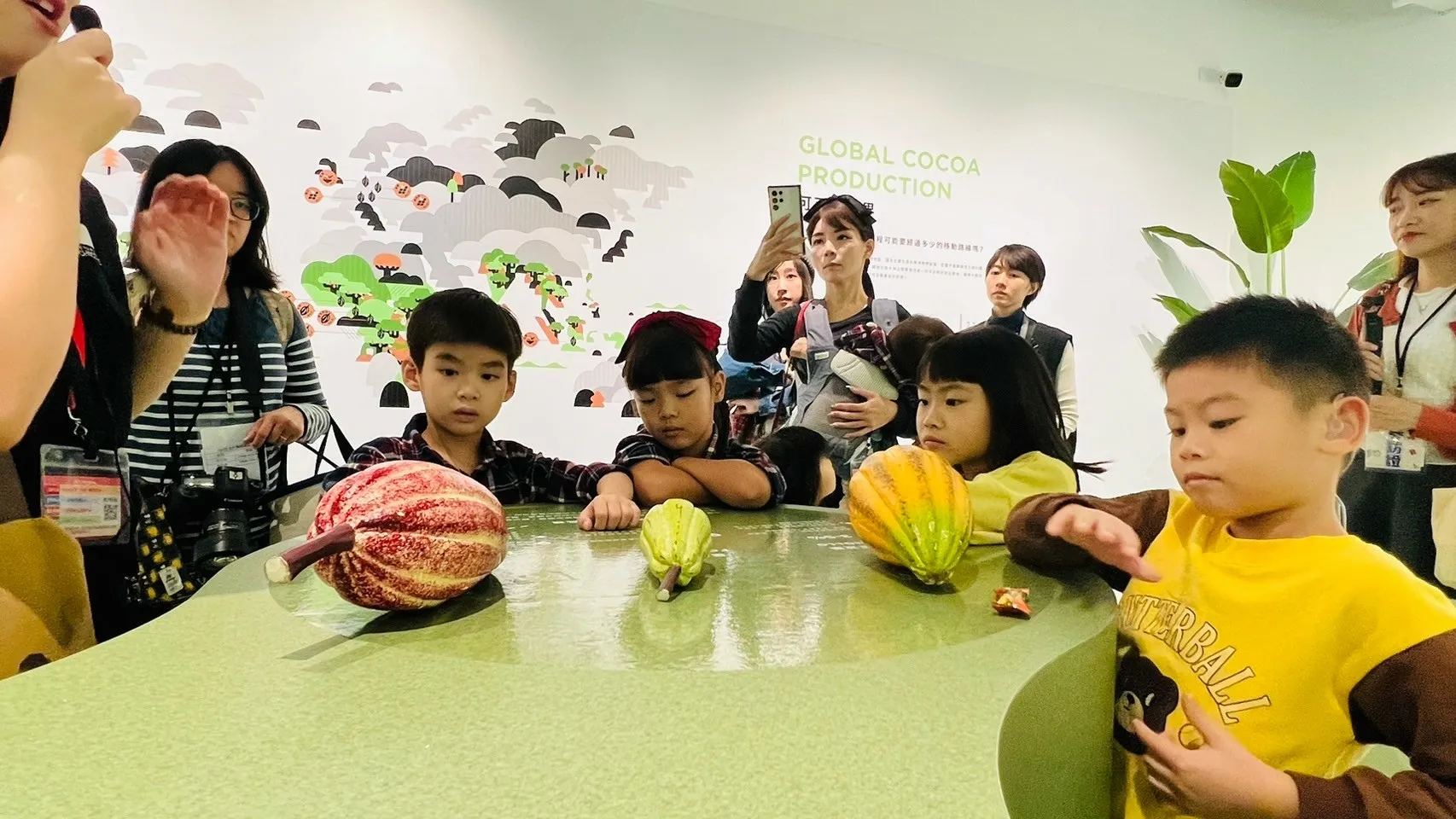 LINE_ALBUM_桃園市政府經濟發展局｜職感升級行動計劃｜宏亞食品觀光工廠｜7 7 巧克力共和_241128_112.jpg